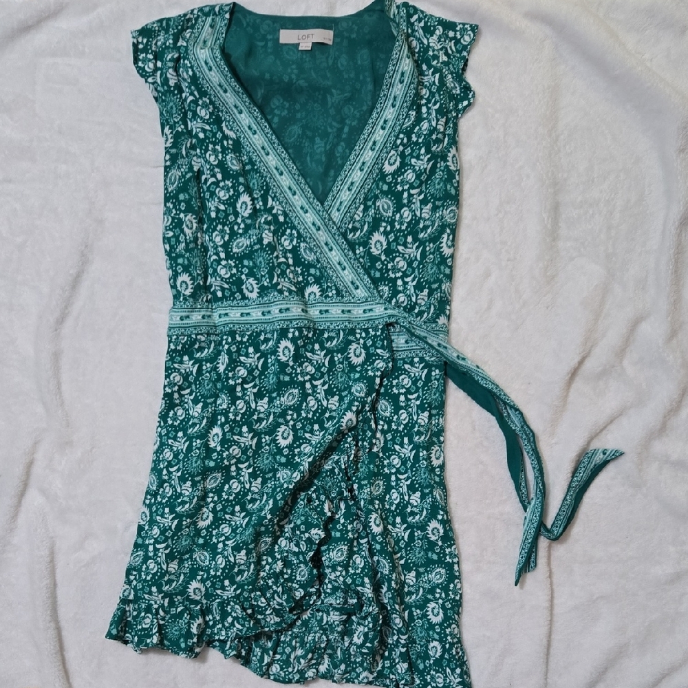 ✨4 Items For $20✨ LOFT Green Floral Dress